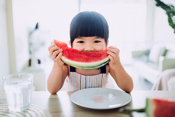 亚洲小孩吃西瓜